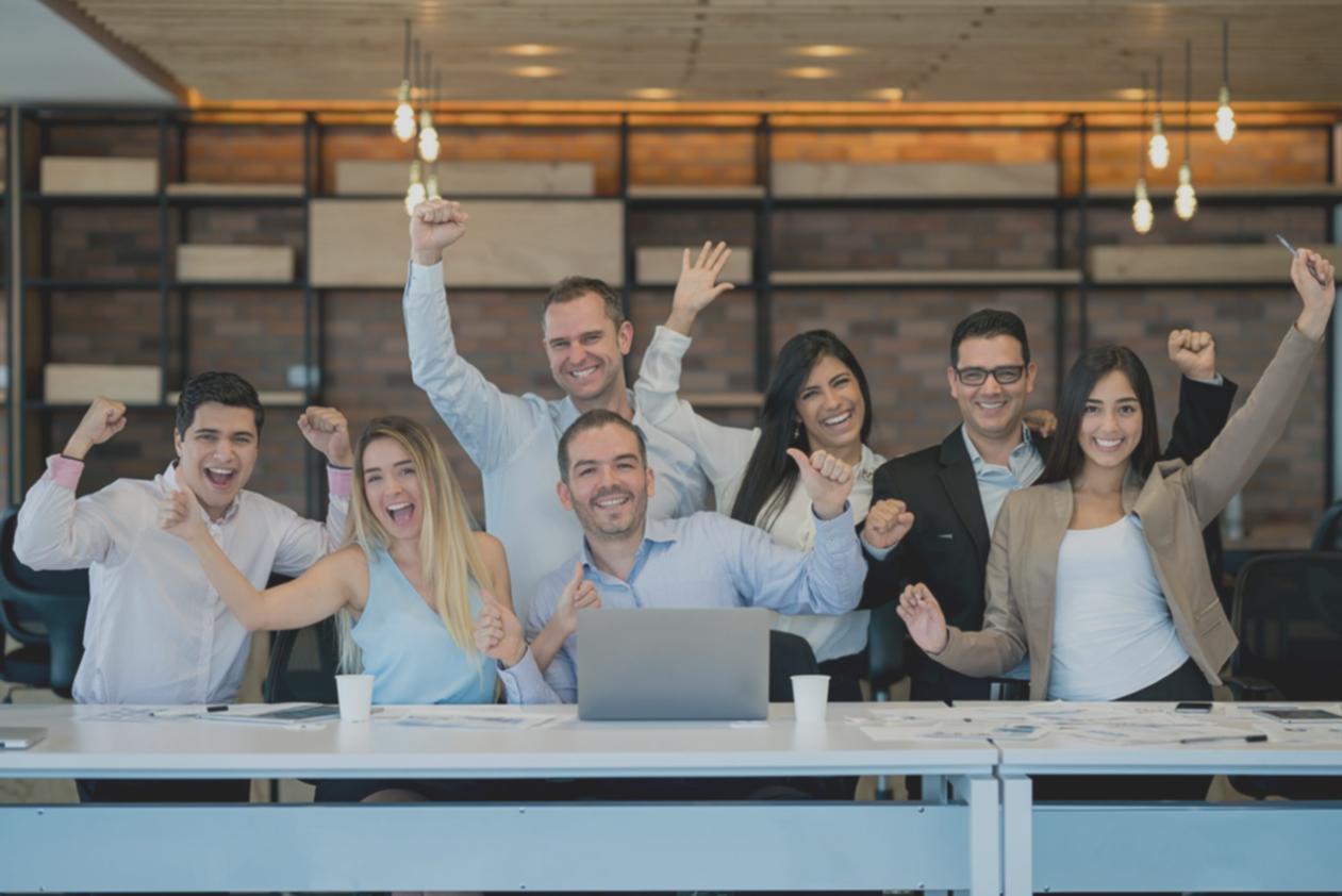 Estudiante aprendiendo análisis SEO en la plataforma Calenoryvia