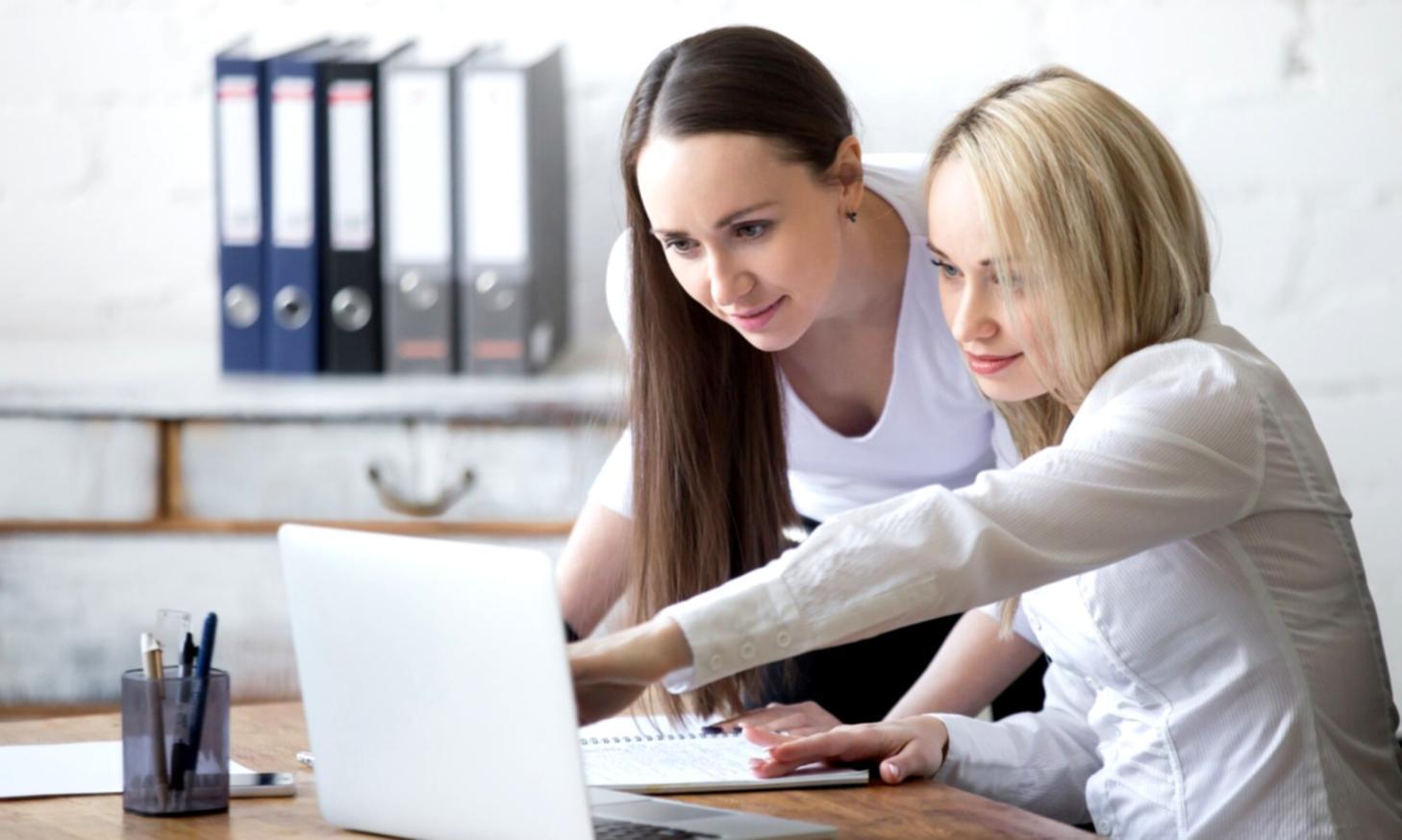 Pantalla de herramienta SEO mostrando análisis de palabras clave y métricas de posicionamiento