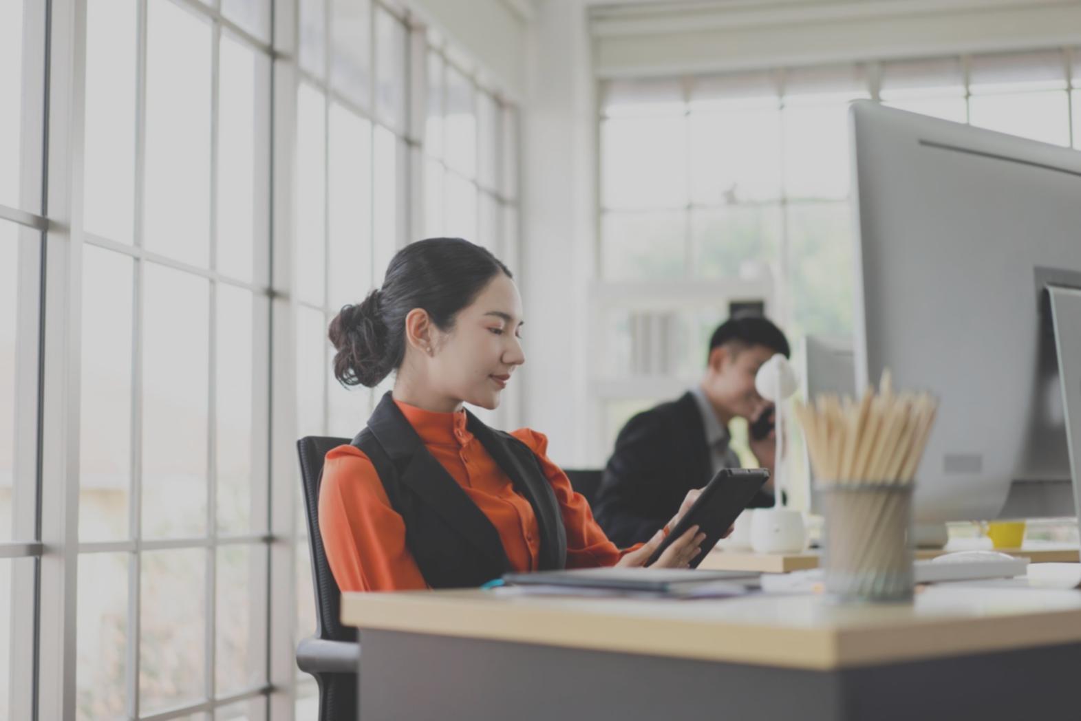 Estudiante trabajando con herramientas SEO en un entorno profesional