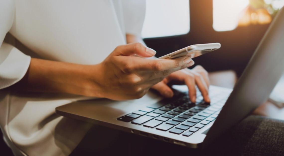 Equipo trabajando con herramientas SEO en plataforma educativa Calenoryvia