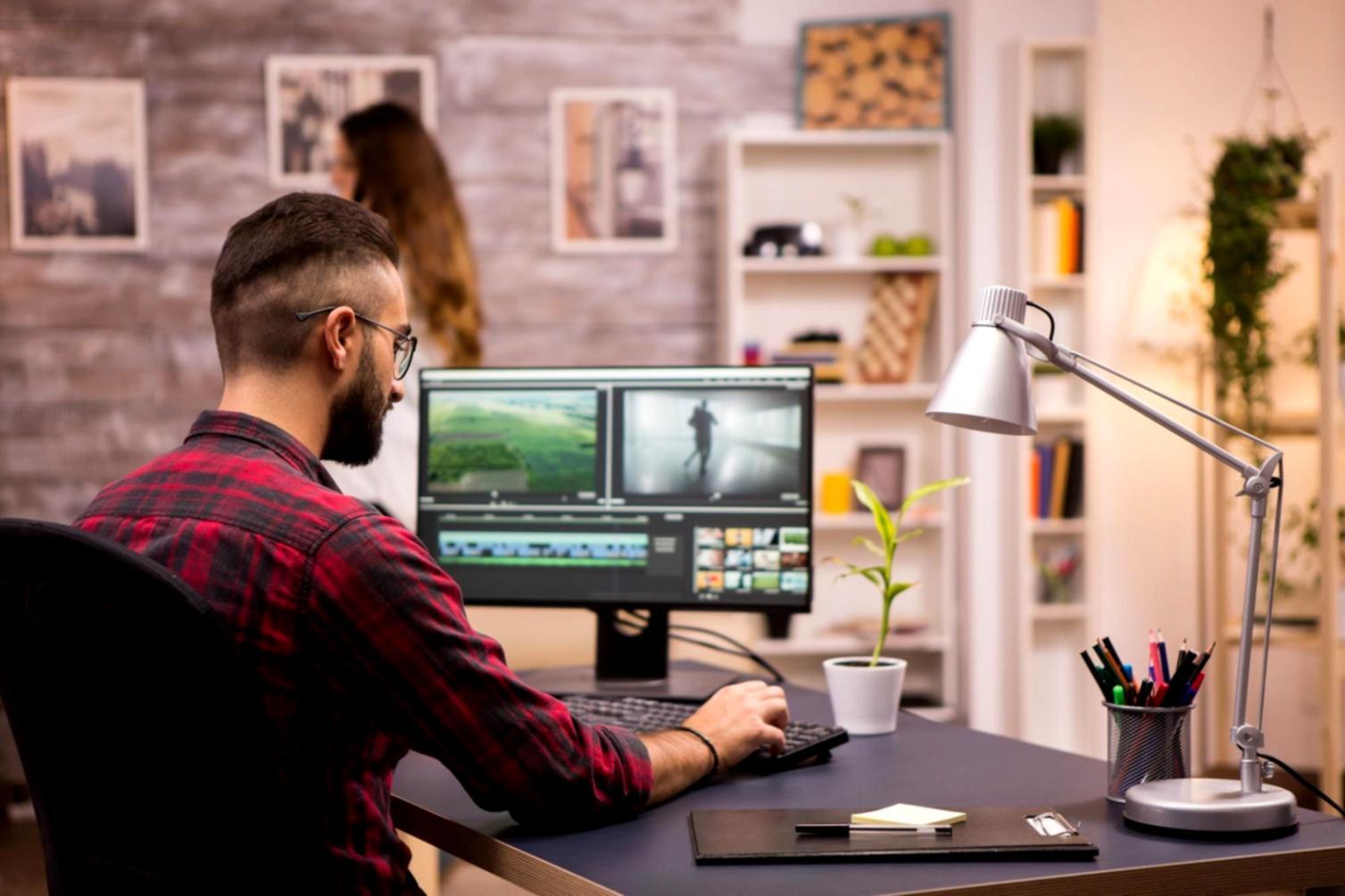 Profesional analizando datos SEO en una plataforma de herramientas digitales